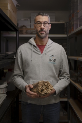 Dr. Dupont, Research Engineer at Centre National de la Recherche Scientifique - CNRS - showing his termites experiment.